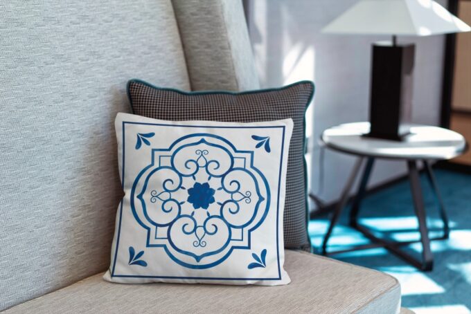 Coussin Azulejos Velours doux. motifs en blanc et bleu. invitation au portugal