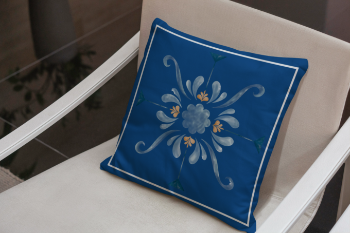 Coussin ornemental Regalia, motif bleu et doré en velours luxe