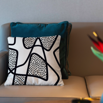 Coussin décoratif Grafia, motif graphique noir et blan