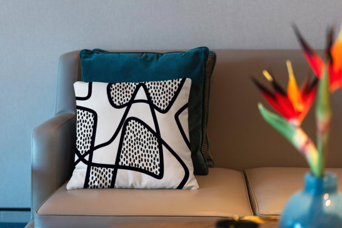Coussin décoratif Grafia, motif graphique noir et blan