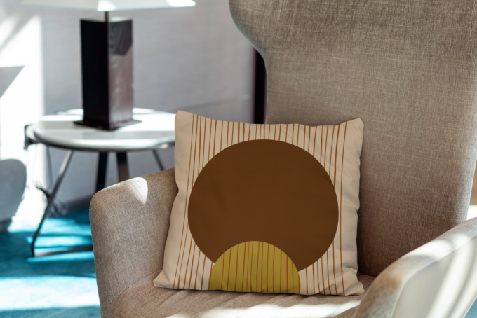 Coussin bohème chic Terralia en velours doux avec motif géométrique brun et ocre