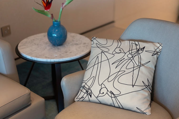 Coussin motif minimaliste moderne argenté Silver Avia