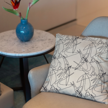 Coussin Silver Avia en velours argenté au motif minimaliste